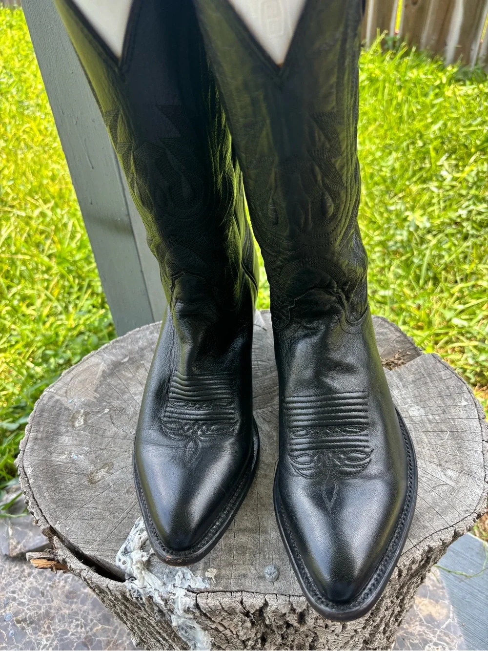 Lucchese Black leather cowboy boots with embossed leaf design Sz 8 D western